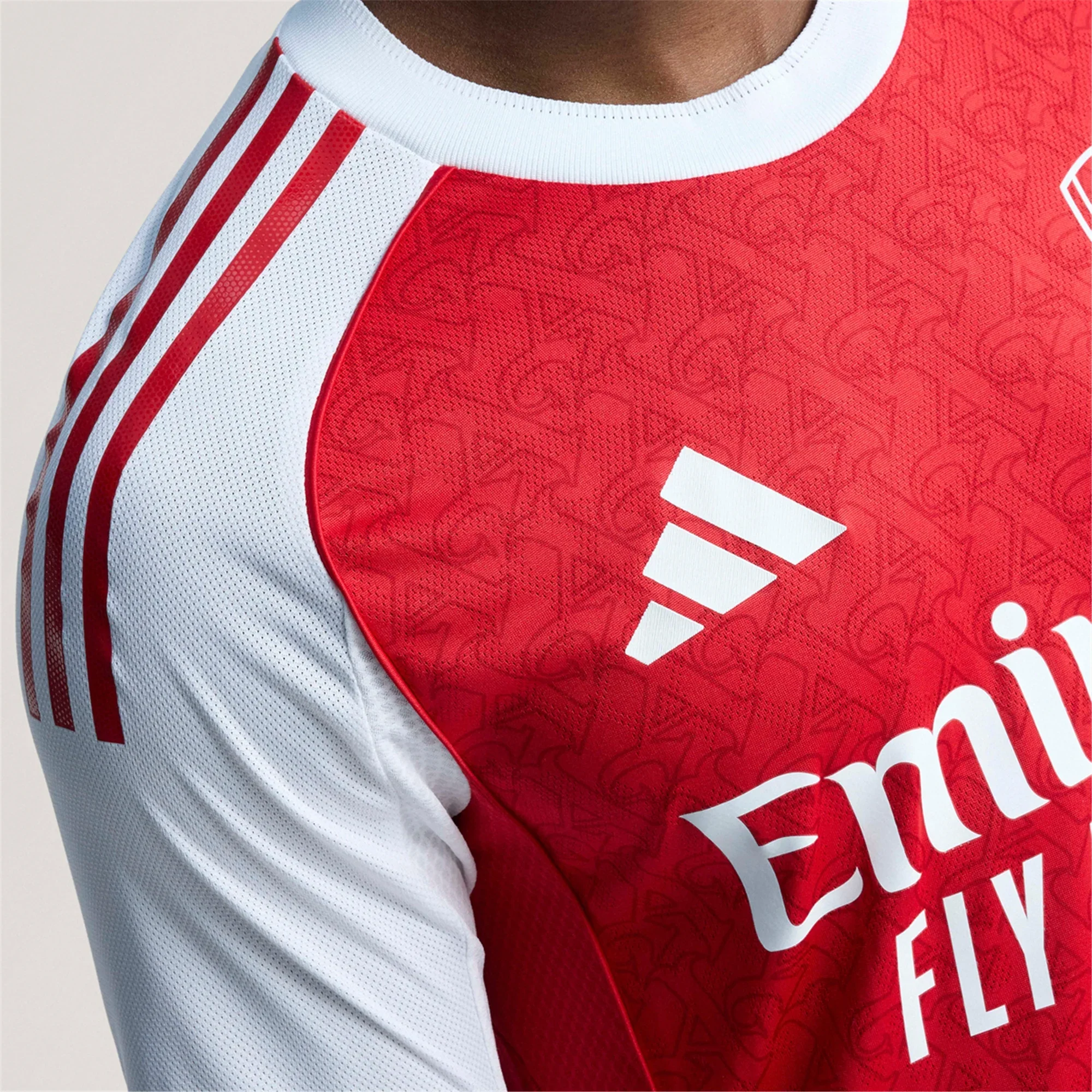 Maglia Home  adidas Bukayo Saka Arsenal FC 2025/26 con Patch Champions League (Rosso Scarlet / Bianco)