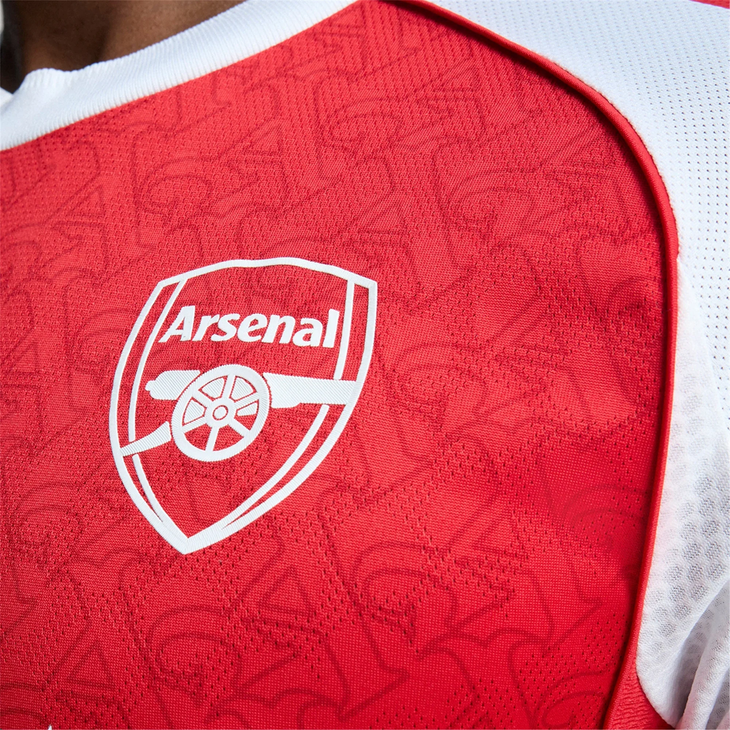 Maglia Home  adidas Bukayo Saka Arsenal FC 2025/26 con Patch Champions League (Rosso Scarlet / Bianco)